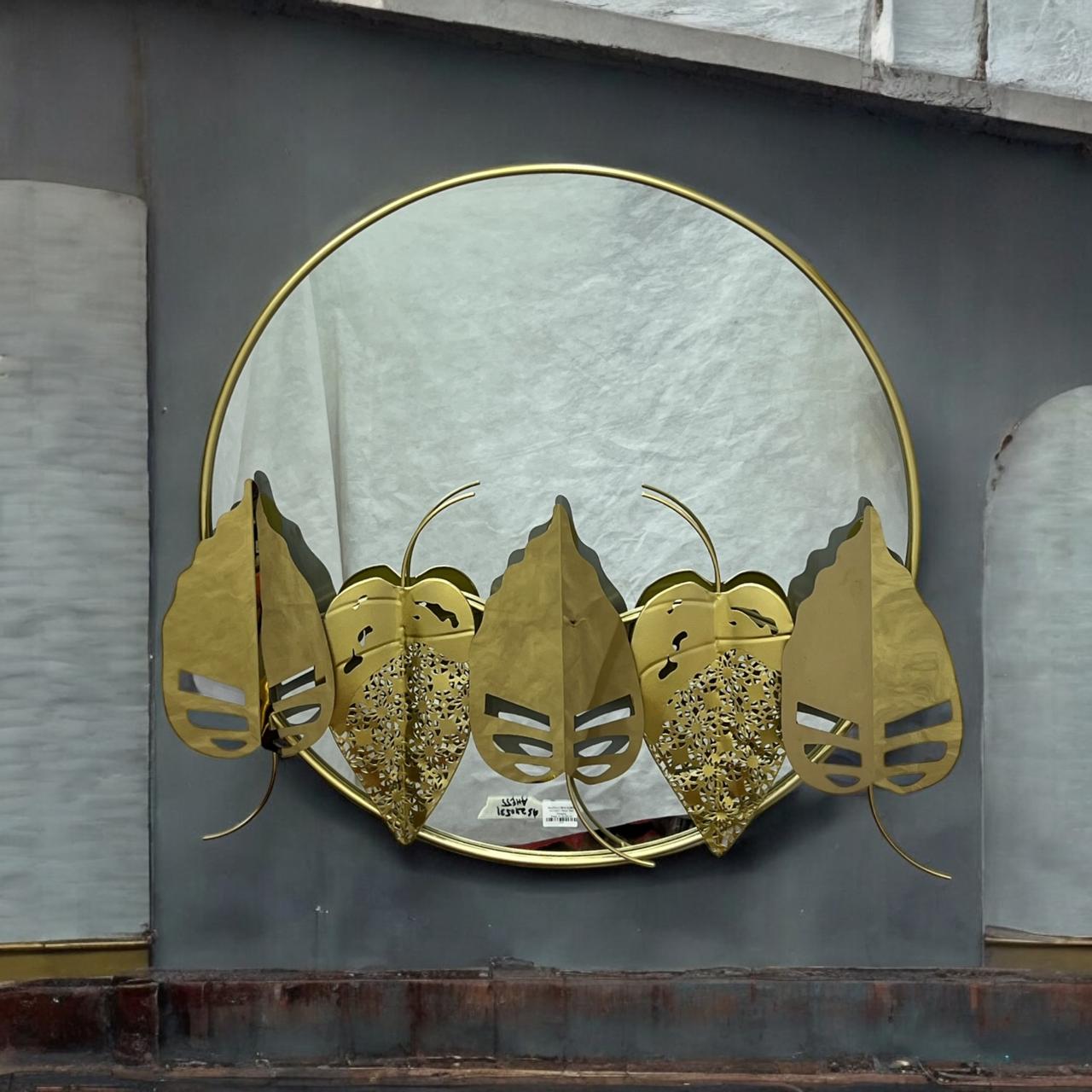 wall-looking mirror